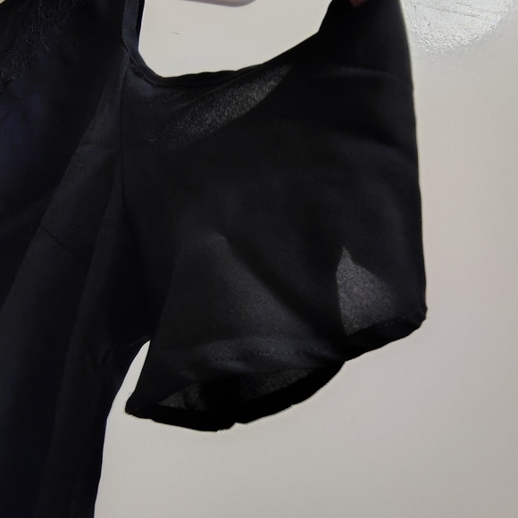 Elegant Black Sleeveless Top - Picture 3 of 8